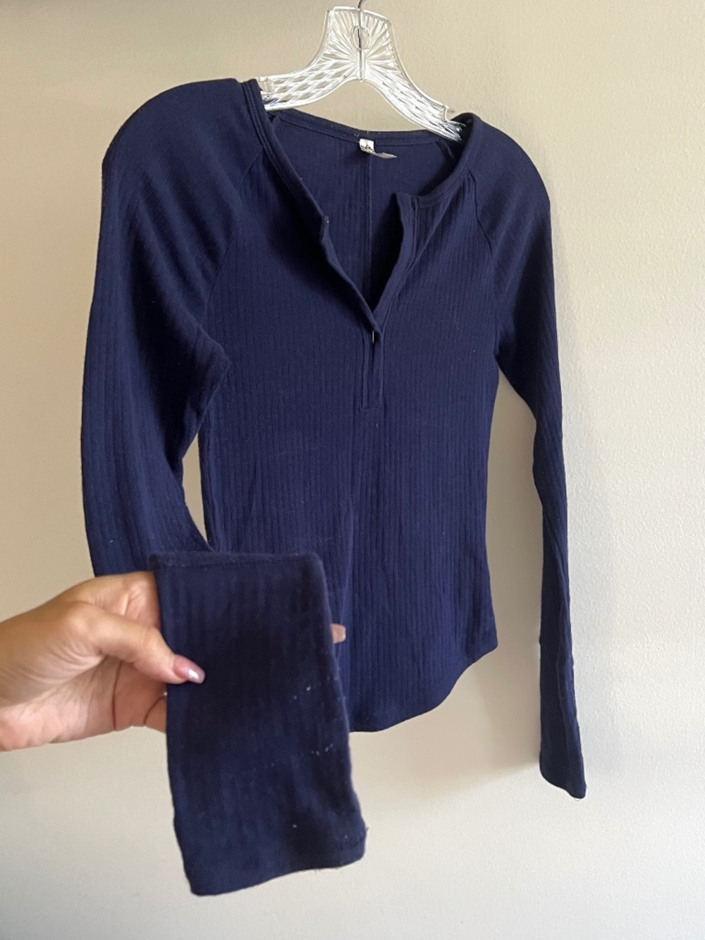 🪞 Navy blue ribbed stretch long sleeve top with a v-neckline women size XSmall - Picture 2 of 3